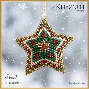 Puede incluir: Un adorno de estrella tridimensional hecho de pequeñas cuentas en rojo, verde, blanco y dorado. La estrella cuelga de un hilo fino y presenta el texto Al Khazneh Designs, Noël, 3D Mini Star y Planbead.com impreso en la imagen.