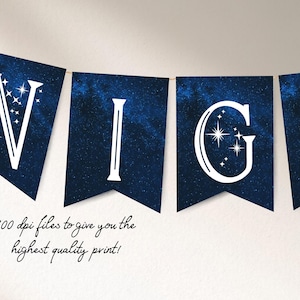 K&ouml;nnte beinhalten: Ein dekoratives Banner mit vier wimpelf&ouml;rmigen Flaggen an einer Schnur. Jede Flagge zeigt einen tiefblauen Galaxie-Druck mit wei&szlig;en Sternen und einem gro&szlig;en wei&szlig;en Buchstaben, die zusammen NIGH bilden. Die Buchstaben sind mit kleinen Sternen verziert.