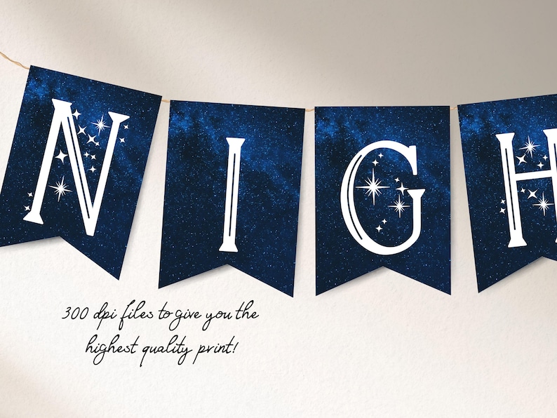 K&ouml;nnte beinhalten: Ein dekoratives Banner mit vier wimpelf&ouml;rmigen Flaggen an einer Schnur. Jede Flagge zeigt einen tiefblauen Galaxie-Druck mit wei&szlig;en Sternen und einem gro&szlig;en wei&szlig;en Buchstaben, die zusammen NIGH bilden. Die Buchstaben sind mit kleinen Sternen verziert.