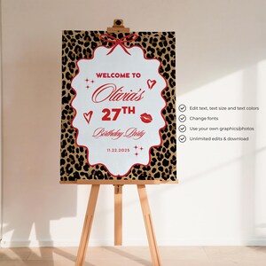 Puede incluir: Un letrero de fiesta sobre un caballete con fondo de estampado de leopardo. El letrero tiene un borde blanco festoneado con detalles en rojo y el texto "Bienvenida a la fiesta de cumplea&ntilde;os n&uacute;mero 27 de Olivia 11.22.2025."