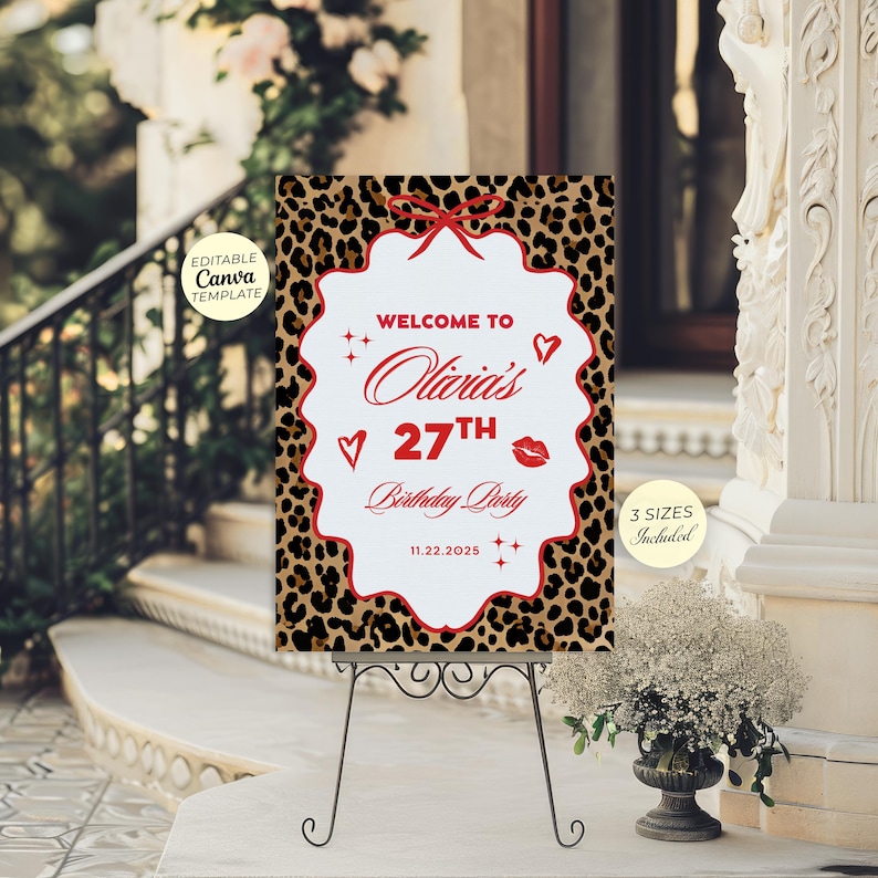 Puede incluir: Un letrero de bienvenida para una fiesta con un fondo de estampado de leopardo y un centro blanco festoneado. El letrero dice "Welcome to Olivia's 27th Birthday Party" en letras rojas. Decorado con un lazo y corazones rojos.