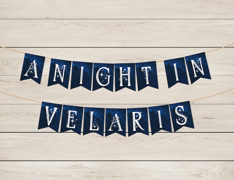 K&ouml;nnte beinhalten: Ein dekoratives Banner mit zwei Reihen von schwalbenschwanzf&ouml;rmigen Wimpeln in einem dunkelblauen Galaxie-Druck. Jeder Wimpel zeigt einen einzelnen wei&szlig;en Buchstaben, die zusammen den Schriftzug A NIGHT IN VELARIS bilden, verziert mit kleinen wei&szlig;en Sternen.