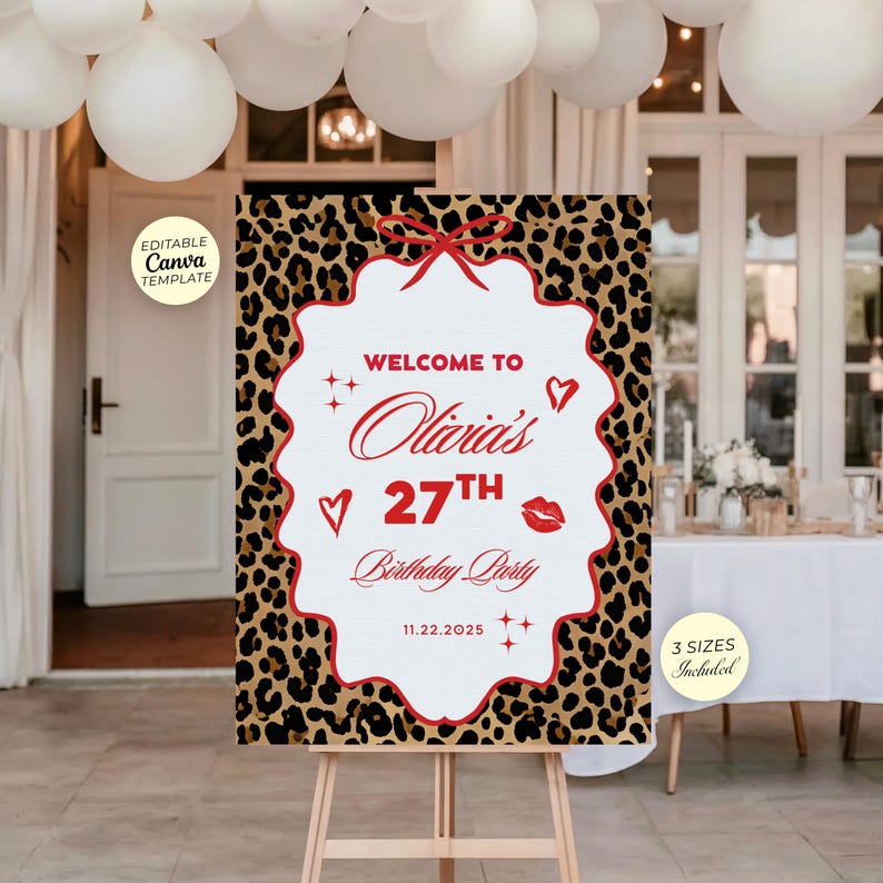 Puede incluir: Un letrero de bienvenida con estampado de leopardo para la fiesta del 27 cumplea&ntilde;os de Olivia. El letrero tiene un centro blanco con detalles en rojo y el texto "Bienvenida a la fiesta del 27 cumplea&ntilde;os de Olivia" y la fecha 11.22.2025. El letrero est&aacute; en un caballete de madera.