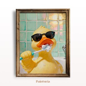 Puede incluir: Pintura enmarcada de un pato amarillo con gafas de sol negras, cepillándose los dientes con un cepillo de dientes. El pato tiene un pico naranja y está en una bañera. El fondo presenta azulejos verdes. La pintura está firmada "Painturia".