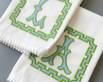 Toalla de mano personalizada con monograma bordado - Diseño de borde griego verde y azul