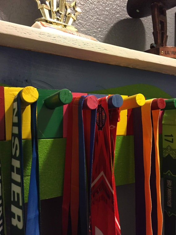LAVIEVERT Colgador de medallas de gimnasia con estante de almacenamiento,  estante de madera para trofeos montado en la pared, soporte para exhibición  de medallas de carreras con 23 barras para colgar 