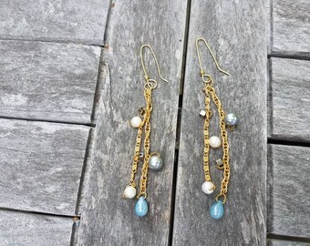 Pendientes de cadena de latón colgante con cuentas y perlas azules, "Cynthia"
