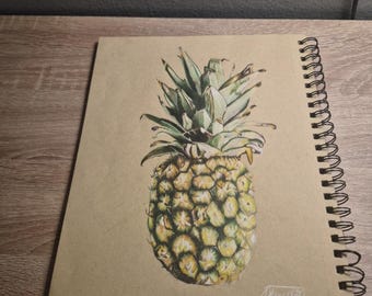 Handgemachte Ananas, die Kunstobst zeichnet