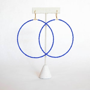 Aros extra grandes con cuentas en azul mate (3,5 pulgadas de diámetro) imagen 2