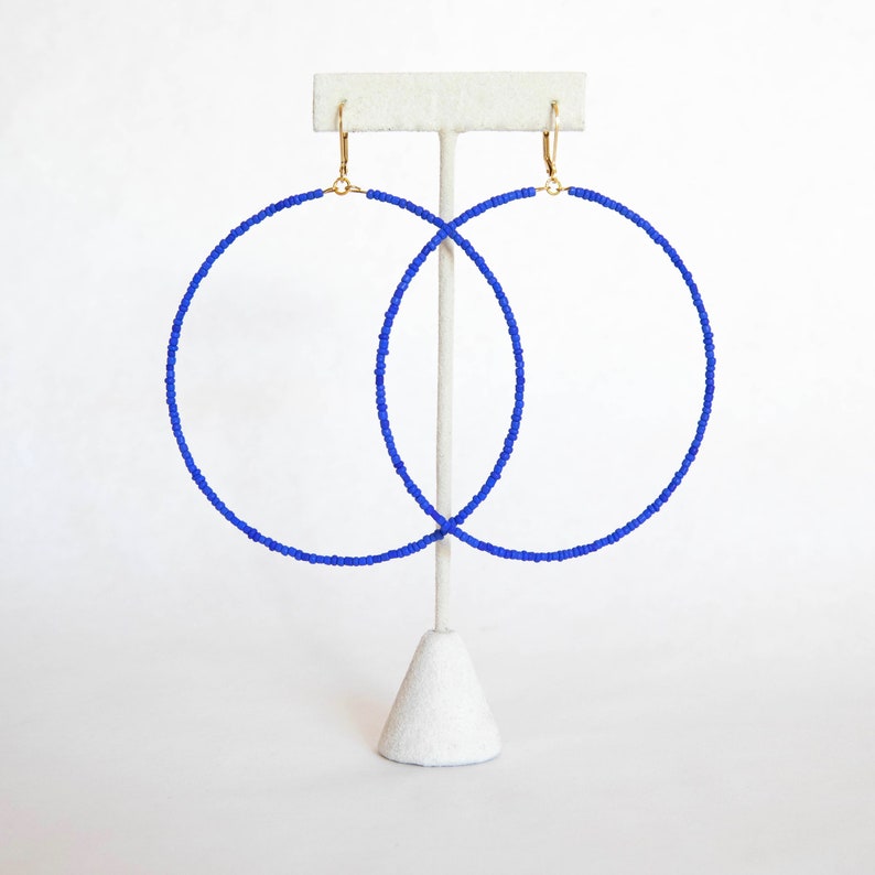 Aros extra grandes con cuentas en azul mate (3,5 pulgadas de diámetro) imagen 2