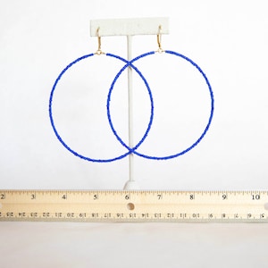 Aros extra grandes con cuentas en azul mate (3,5 pulgadas de diámetro) imagen 7