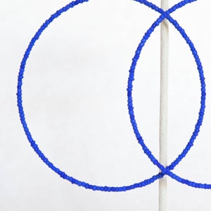 Aros extra grandes con cuentas en azul mate (3,5 pulgadas de diámetro) imagen 4