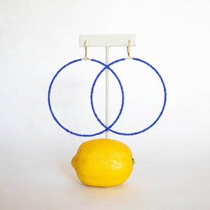 Aros extra grandes con cuentas en azul mate (3,5 pulgadas de diámetro) imagen 6