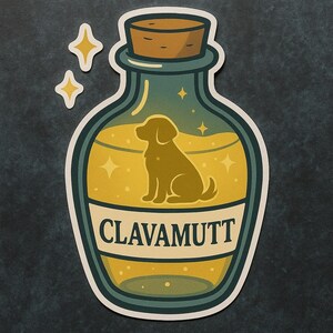 Può includere: Un adesivo con un'illustrazione a cartoni animati di una bottiglia di pozione con la sagoma di un cane all'interno. La bottiglia è etichettata "CLAVAMUTT" e ha un tappo di sughero. Sfondo scuro con stelle.