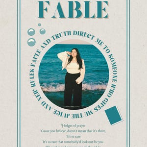 Könnte beinhalten: Ein Poster mit türkisfarbenem Rand und dem Wort "FABLE". Eine Frau steht im Meer in einem kreisförmigen Rahmen. Der Text "AT THE BEACH IN EVERY LIFE" und "25 APRIL 2025" stehen oben. Zusätzlicher Text und eine Buchgrafik sind enthalten.