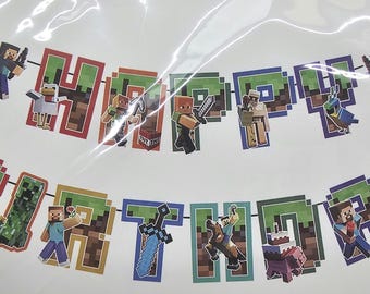Op de afbeelding: Een kleurrijke banner met de tekst "HAPPY BIRTHAY" in pixelletters, met personages en elementen uit een populair videospel. De banner is geregen aan een zwarte draad, ideaal voor een verjaardagsfeest.