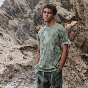Wow Green T - Men&#39;s T-shirt, fitted T, long t&#39;shirt, Green T&#39;shirt, tye dye T&#39;shirt, hand-dyed T&#39;shirt, casual T&#39;shirt, athleisure.