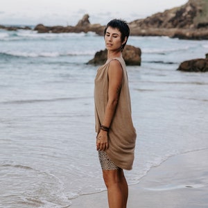 Débardeur drapé - Débardeur en lin taupe, tricot de lin léger, débardeur surdimensionné, pull en lin, haut en lin, tricot en lin, haut Maxi, haut drapé.