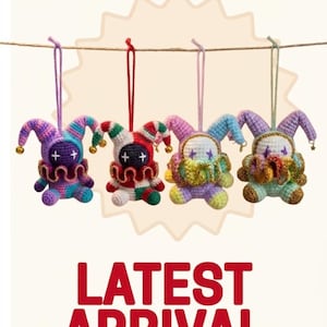 Puede incluir: Cuatro adornos de bufón hechos a mano, colgados de una cuerda. Cada adorno tiene una combinación de colores única, incluyendo morado, rojo, azul y amarillo. El texto "NEW!" y "LATEST ARRIVAL" se muestran en rojo.