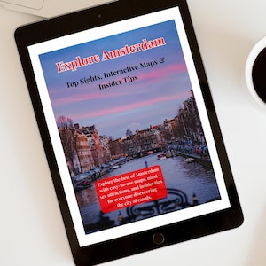 Könnte beinhalten: Ein schwarzes Tablet zeigt einen Reiseführer mit dem Titel "Explore Amsterdam" mit Text über Sehenswürdigkeiten, Karten und Insidertipps. Das Bild auf dem Tablet zeigt eine Kanalszene. Eine Tasse Kaffee und ein Stift befinden sich auf der weißen Oberfläche.