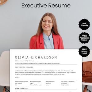 Op de afbeelding: Een sjabloon voor een executive cv met een vrouw in een rode blazer. Het cv bevat secties voor professionele samenvatting, vaardigheden en werkervaring. Het cv is ATS-vriendelijk en bevat een gratis applicatietracker en een schrijfgids.
