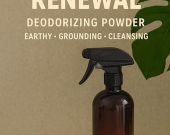 Może przedstawiać: Brązowa butelka z rozpylaczem z czarną dyszą i drewniana miska wypełniona proszkiem. Wyświetlany jest tekst "CARPET RENEWAL" i "DEODORIZING POWDER". Widoczne są również słowa "EARTHY, GROUNDING, CLEANSING".