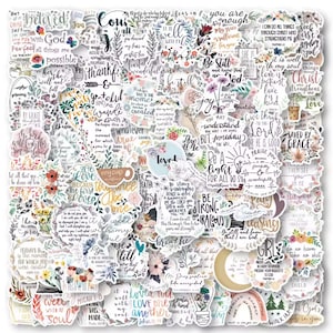 Op de afbeelding: Een verzameling witte stickers met diverse inspirerende citaten en bloemmotieven. De stickers bevatten zinnen als "Be Still", "Love" en "Saved by Grace", met een mix van script- en blokletters. Het kleurenpalet omvat pasteltinten en aardetinten.