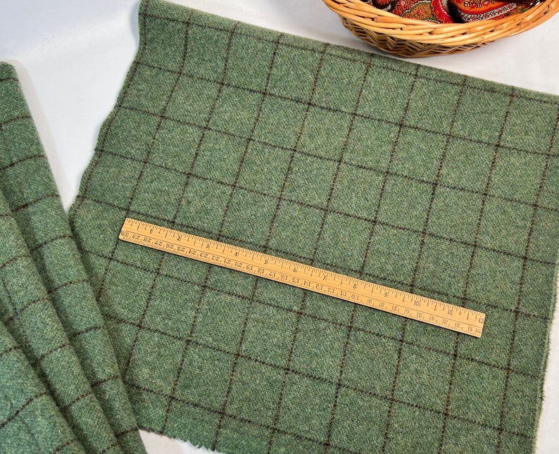 Fran's Find, a mill dyed wool fabric for Rug Hooking and Applique, W563, soft medium green wool bild 4