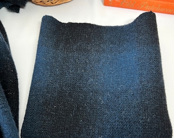 After Hours, una tela de lana teñida en fábrica para enganchar alfombras y aplicarlas, W629, cuadros grandes de azul oscuro y negro