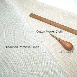 K&ouml;nnte beinhalten: Bild von gebleichtem primitivem Leinen und Baumwoll-M&ouml;nchsstoff, mit einem Holzlineal und einem Punch-Needle-Werkzeug. Der Text "Cotton Monks Cloth", "Bleached Primitive Linen" und "Hook not included" sind sichtbar.