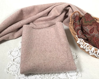 Blush, una tela de lana teñida en fábrica para alfombras y apliques, W551, rosa cálido suave, textura de puntos pequeños