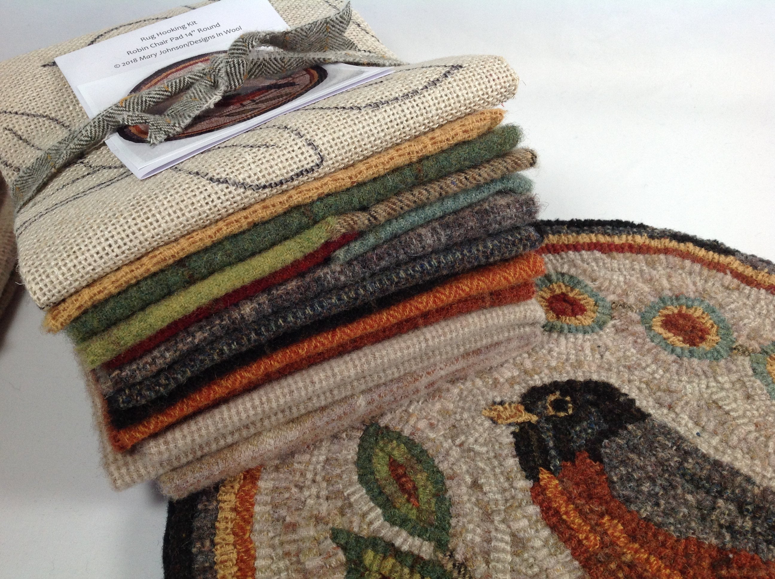 Rug Hooking KIT, Robin Chair Pad or Table Mat 14 Round, K118, Robin