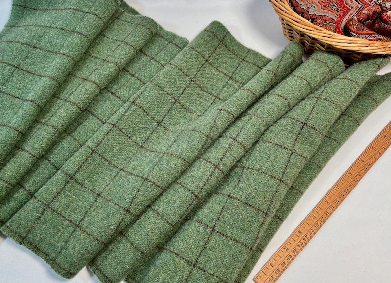 Fran's Find, a mill dyed wool fabric for Rug Hooking and Applique, W563, soft medium green wool bild 3