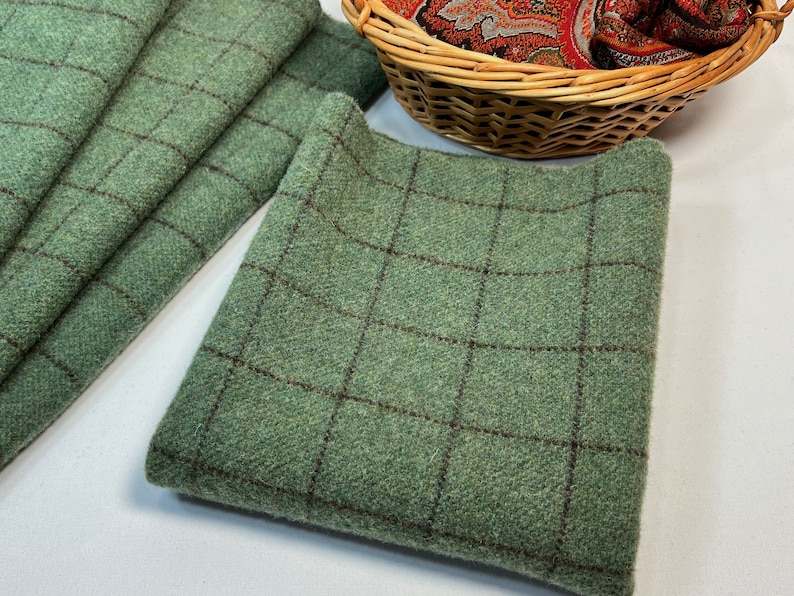 Fran's Find, a mill dyed wool fabric for Rug Hooking and Applique, W563, soft medium green wool bild 1