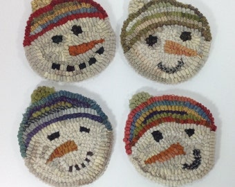Patrón para tejer alfombras, posavasos de muñecos de nieve, P155, diseño primitivo de muñecos de nieve, posavasos de arte popular, posavasos para tejer alfombras (DIY)