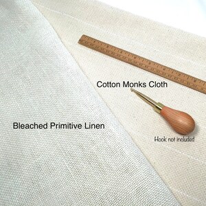 Puede incluir: Imagen de lino primitivo blanqueado y tela de monje de algod&oacute;n, con una regla de madera y una herramienta de aguja de perforaci&oacute;n. El texto "Cotton Monks Cloth", "Bleached Primitive Linen" y "Hook not included" son visibles.