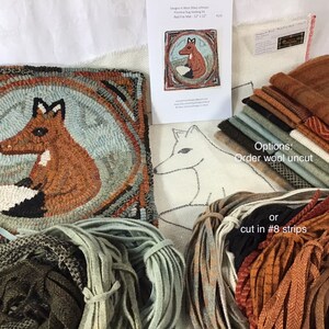 Pu&ograve; includere: Una collezione di materiali per un progetto di rug hooking. L'immagine include un tappeto finito con un disegno di volpe, un modello, tessuto di lana e strisce di lana in vari colori. Il tappeto finito misura 30,48 cm x 30,48 cm.