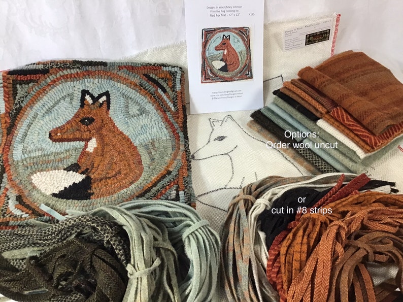 Pu&ograve; includere: Una collezione di materiali per un progetto di rug hooking. L'immagine include un tappeto finito con un disegno di volpe, un modello, tessuto di lana e strisce di lana in vari colori. Il tappeto finito misura 30,48 cm x 30,48 cm.