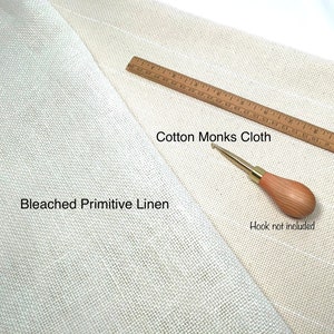 Puede incluir: Imagen de lino primitivo blanqueado y tela de monje de algod&oacute;n, con una regla de madera y una herramienta de aguja de perforaci&oacute;n. El texto "Cotton Monks Cloth", "Bleached Primitive Linen" y "Hook not included" son visibles.