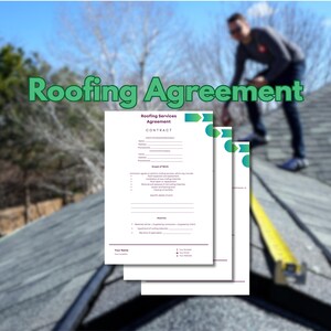 Può includere: Un mucchio di moduli bianchi di Roofing Services Agreement con dettagli verdi e turchese. Sono su un tetto di scandole grigio scuro, con una persona che lavora sul tetto sullo sfondo. Il testo "Roofing Agreement" è verde.