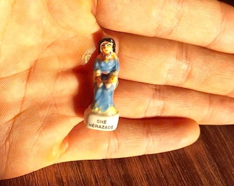 Rocznik Szeherezady | Miniaturowa figurka księżniczki z tysiąca nocy, malutka ceramiczna zawieszka do domku dla lalek Shéhérazade Storyteller