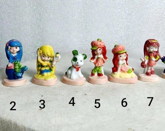 Seltener Erdbeerkuchen French Fèves Set - Vintage Porzellanminiaturen, King Cake Charms