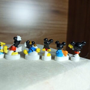 Minifigura de Mickey Mouse / Miniatura de cerámica / Lindo juguete coleccionable / Se vende individualmente / Elija número imagen 4