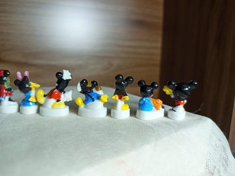 Minifigura de Mickey Mouse / Miniatura de cerámica / Lindo juguete coleccionable / Se vende individualmente / Elija número imagen 4