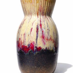 Può includere: Una tazza di ceramica bianca con manico nero e la scritta "But First, Coffee" in grassetto nero. La tazza è posta su uno sfondo sfocato, che suggerisce un'ambientazione accogliente. La tazza misura circa 10 cm di altezza.