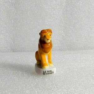 Figura miniatura de porcelana de Simba - Personaje de Disney El Rey León de cerámica pintado a mano - Pequeño artículo de colección de El Rey León - Lindo cachorro de león mascota de escritorio