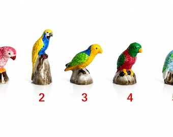 Malowana ręcznie porcelanowa papuga Fèves – miniatury francuskich ar i kakadu