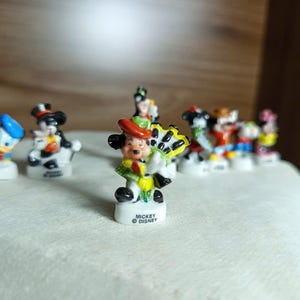 以下が含まれることがあります： つや消し仕上げの、斑点模様のセラミックマグカップ3個セット。マグカップはクリーム色、ライトグレー、ダークグレーの3色。各マグカップはシンプルでミニマルなデザインで、丸みを帯びたハンドルが付いています。