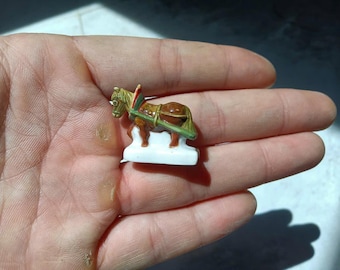 Końska gorączka | Ceramiczna figurka konia pociągowego w uprzęży | Miniaturowy domek dla lalek French King Cake Charm