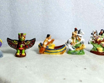 Miniaturowe porcelanowe figurki rdzennych mieszkańców - ręcznie malowane ceramiczne figurki plemienne, tipi i totemy